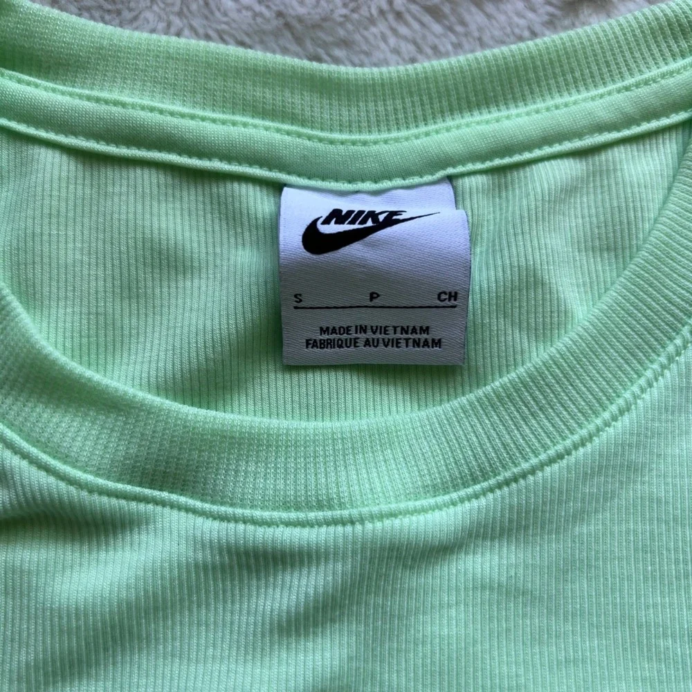 Nike Women's Ribbed Crop Tank Top Lime Green Swoosh Racerback Sleeveless Small